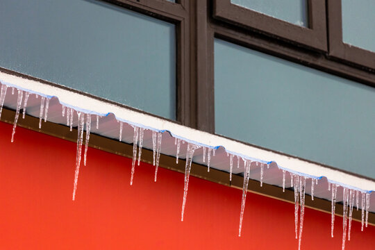 冻雨天户外窗外的冰溜子