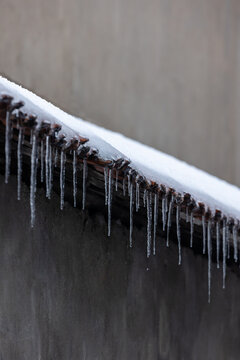 冰雪天户外屋檐上的雪与冰溜子