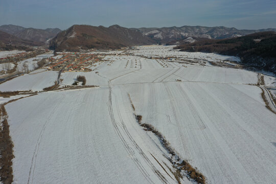 冬季雪后的庄稼地和村庄