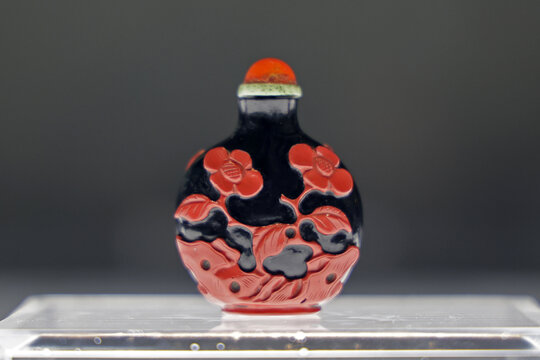 黑套红玻璃花卉纹鼻烟壶