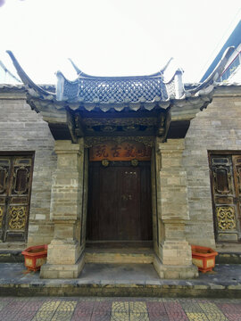中式老屋大门