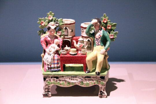 釉上彩陶制人物饮茶场景塑像