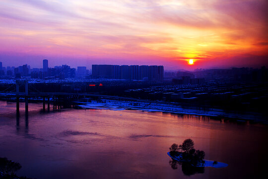 初春夕阳红