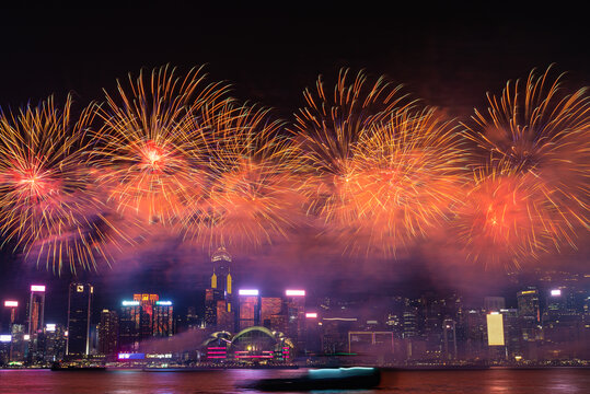 香港维多利亚港烟花与城市夜景