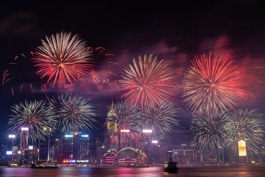 香港烟花汇演与湾仔城市繁荣夜景