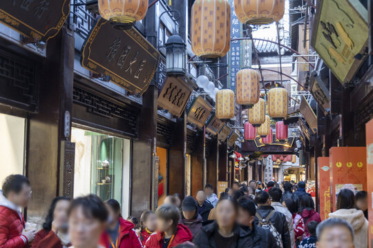 游人如织的上海豫园老街