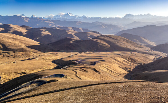 西藏珠峰公路下午全景图