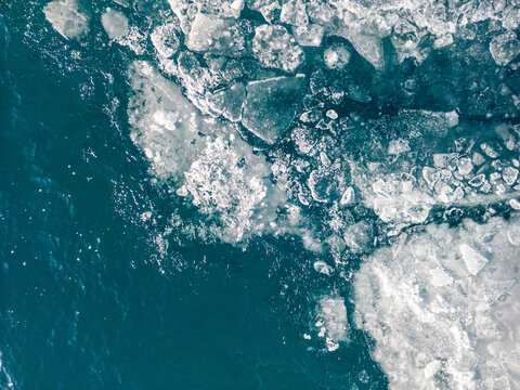 冬季赛里木湖冰推航拍