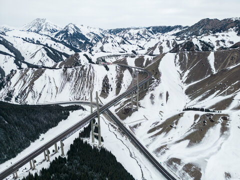 航拍雪山下的果子沟大桥