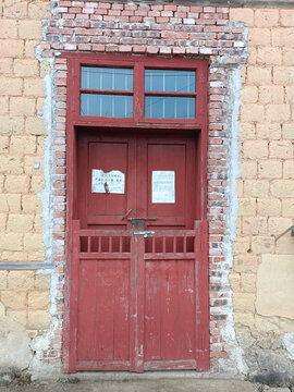 老房子红色木门