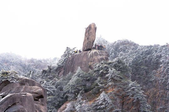 游览黄山景区欣赏奇峰云海等美景