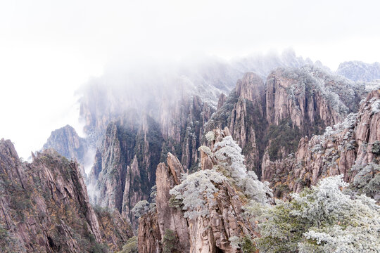 游览黄山景区欣赏奇峰云海等美景