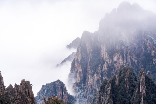 黄山景区的群山美景户外风光