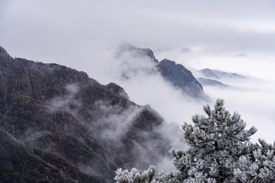 黄山景区的群山美景户外风光