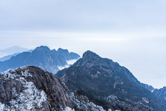 山峰云海风光