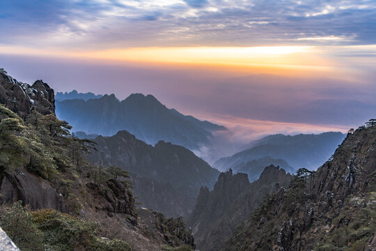 游黄山景区到山顶看日出