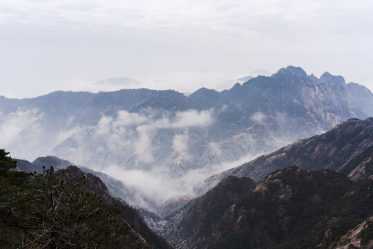 山峰云海风光