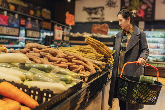 亚洲女性在超市蔬菜保鲜的特写