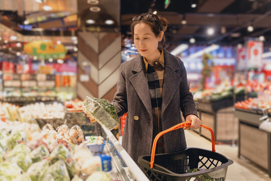 亚洲女性在超市绿色消费