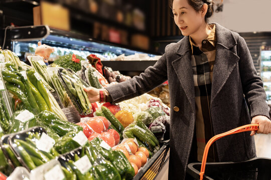 超市绿色消费的亚洲女性