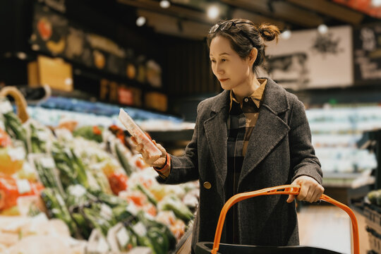 绿色食品饮食习惯的亚洲女性