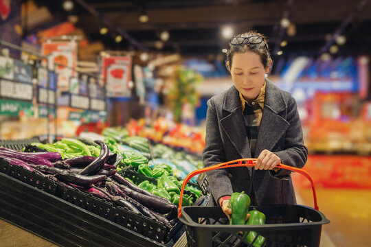 超市有机蔬菜绿色消费的亚洲女性