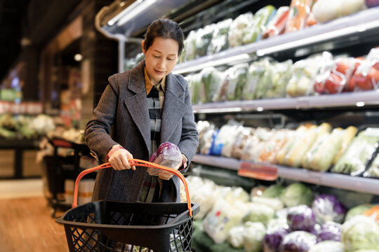 亚洲女性食材挑选的健康生活