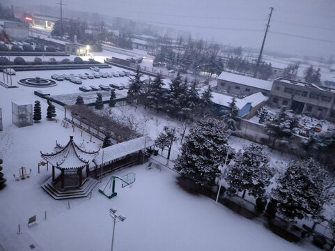 工厂雪景