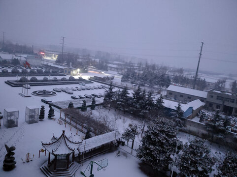 雪后工厂