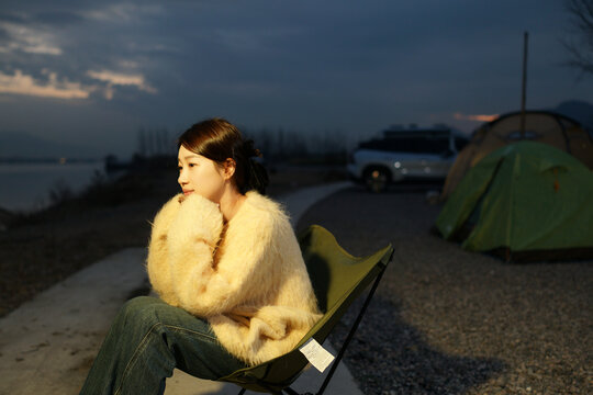 女子坐在帐篷边