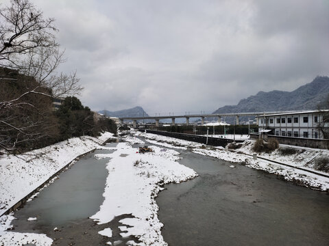 雪后的河流与高架桥