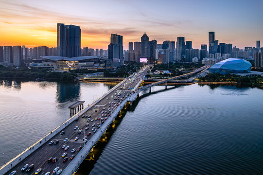 夕阳下的中国辽宁沈阳浑河风景