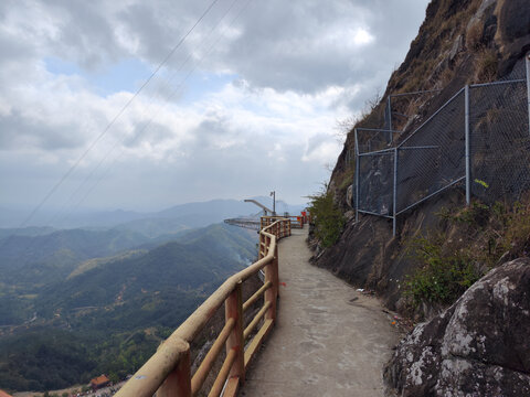 信宜石根山山间栈道