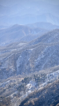 山峦雪景