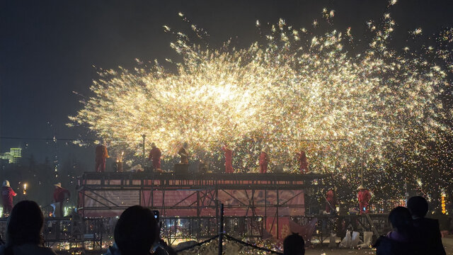 打铁花表演