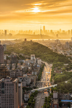 壮美夕阳晚霞下的武汉城市天际线