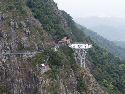 信宜石根山玻璃栈道航拍图