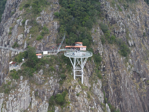 信宜石根山玻璃栈道航拍图