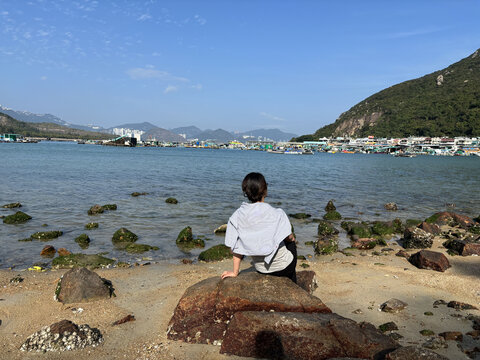 坐在海边的女子大澳渔村