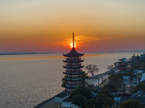 江面夕阳古塔