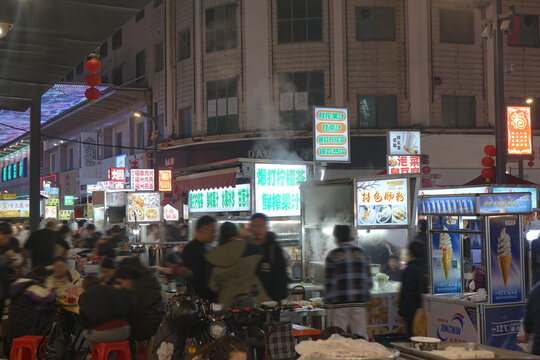 春节热闹拥挤的夜市