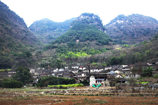 雨补鲁天坑风光