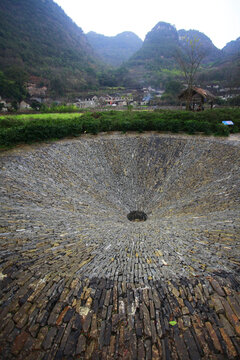 雨补鲁天坑风光