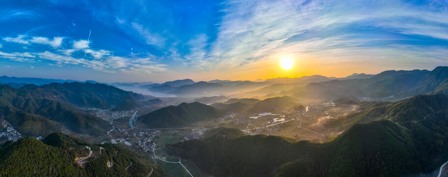 台州黄岩日出下的晨雾与乡村