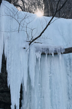 冬季北方户外的冰瀑