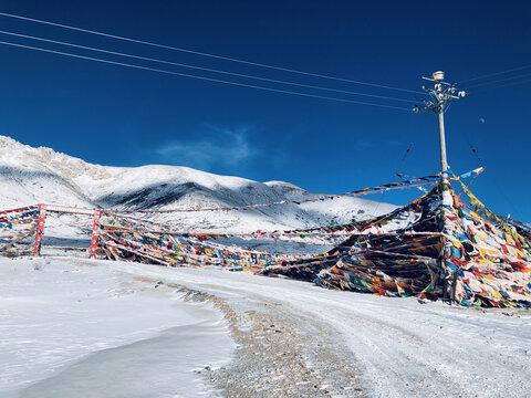 玉树的蓝天雪山