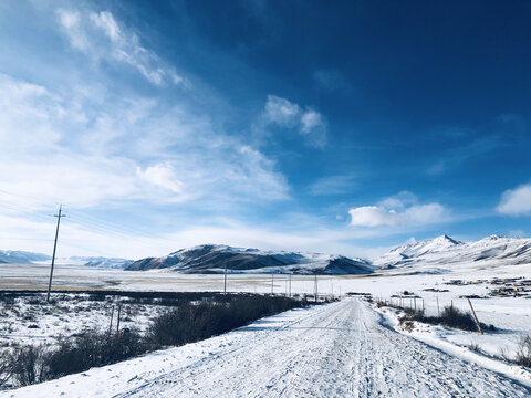 藏区的雪路