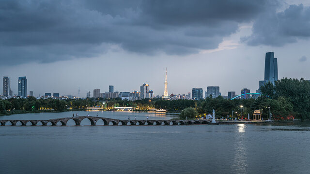 傍晚的苏州吴中区地标和宝带桥