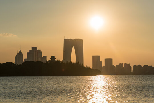 苏州金鸡湖东方之门夕阳落日