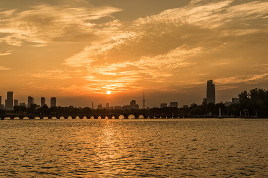 苏州京杭大运河宝带桥日落夕阳